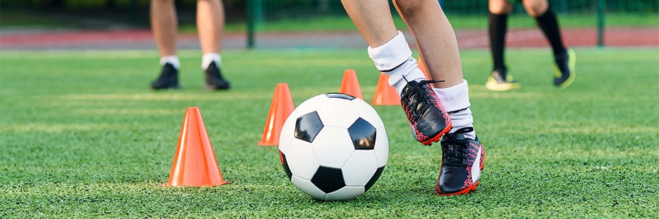 Bola de futebol feminina ou pensando em metas de condicionamento físico,  jogo de treinamento, jogo de treino na cidade do canadá, jogador de  futebol, atleta de esportes ou treinador de exercícios, ouvindo música de  rádio de saúde ou podcast de vencedor